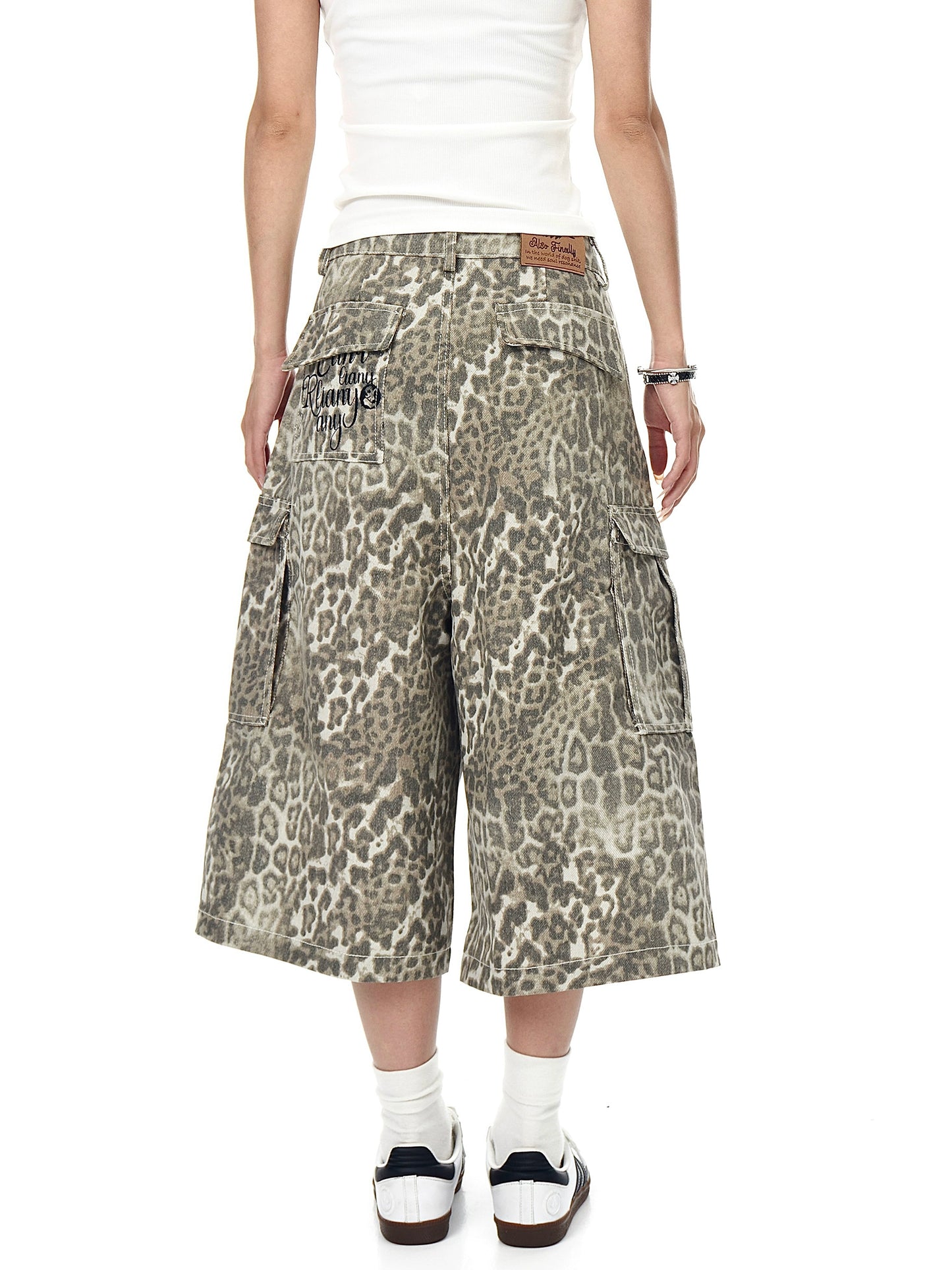 VINATGE DISTRESSED LEOPARD CARGO SHORTS