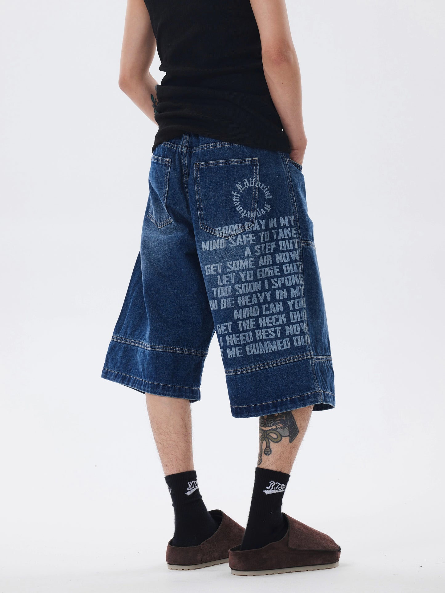 BACKPRINT WASHED DITRESSED DENIM SHORTS