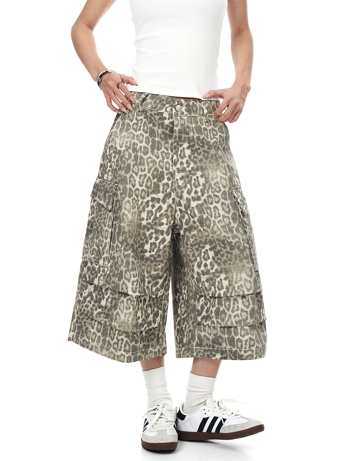 VINATGE DISTRESSED LEOPARD CARGO SHORTS