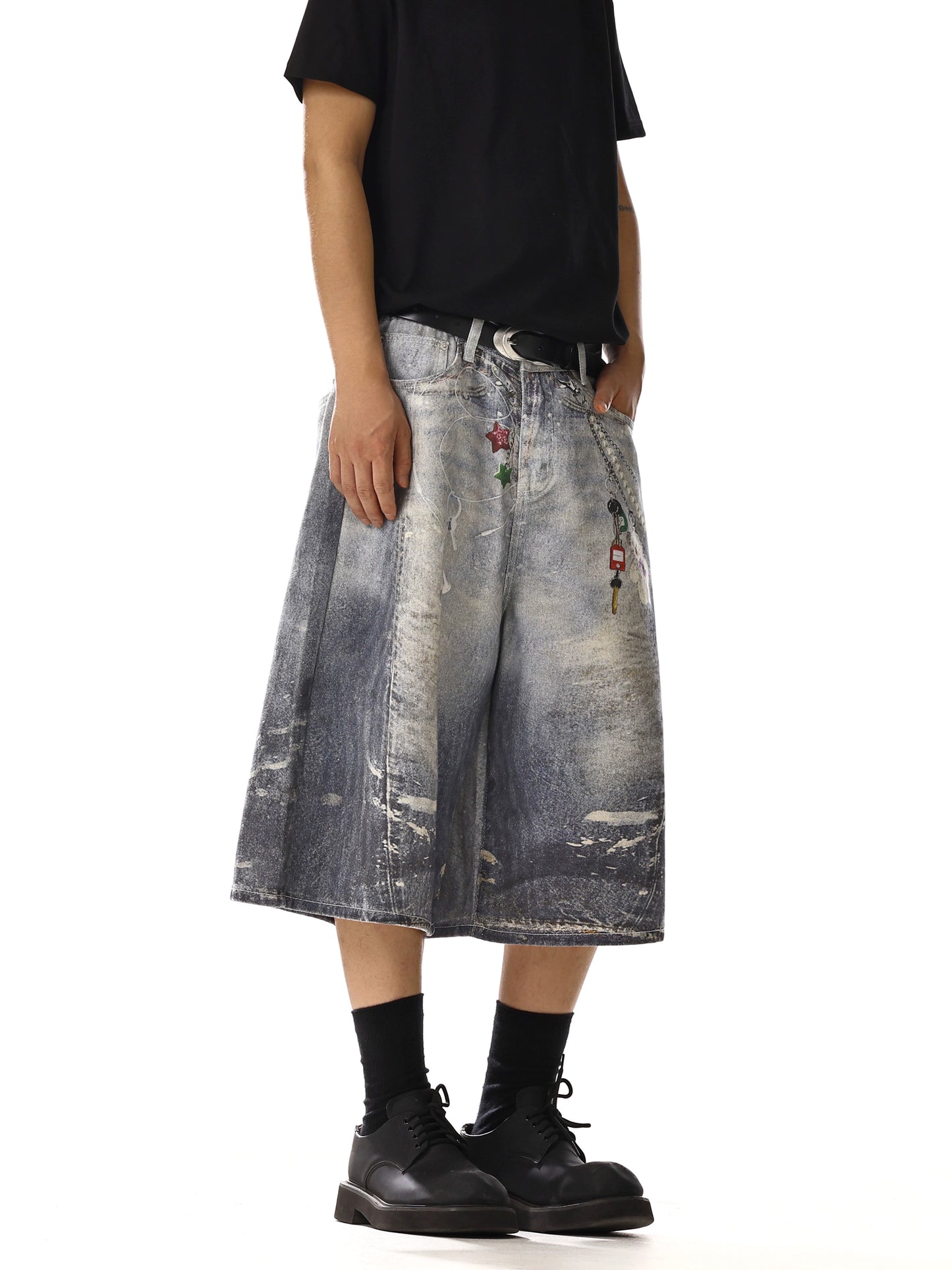 CHAIN GRAPHIC EMBELLISHED SHORTS