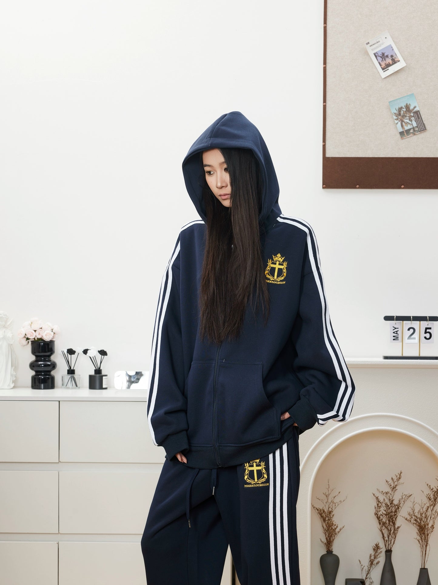 EMBROIDERY STRIPE ZIPPED HOODIE & SWEAT PANTS