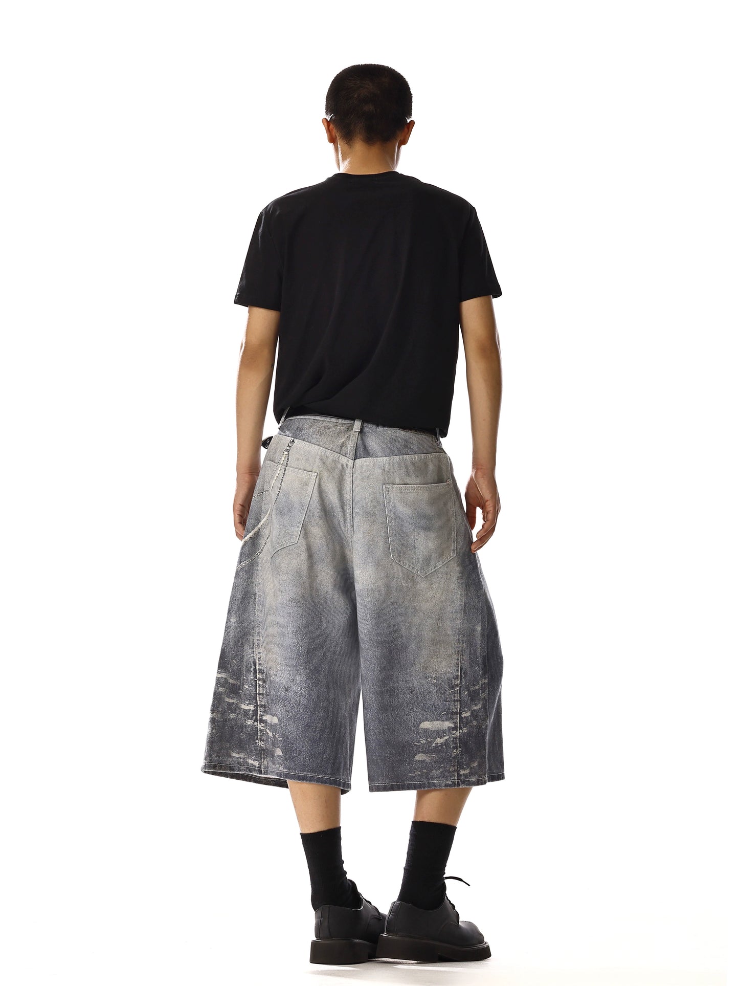 CHAIN GRAPHIC EMBELLISHED SHORTS
