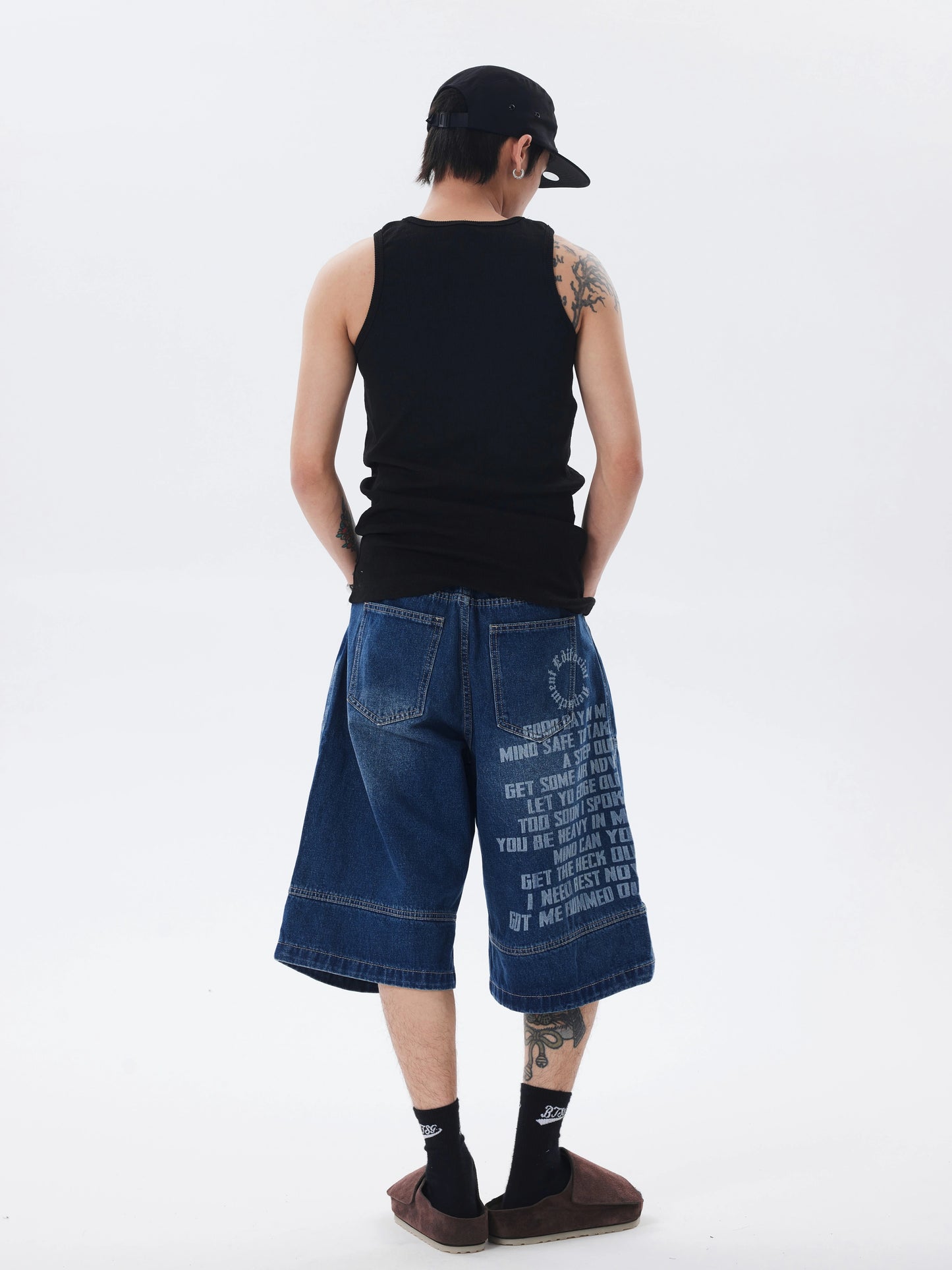 BACKPRINT WASHED DITRESSED DENIM SHORTS