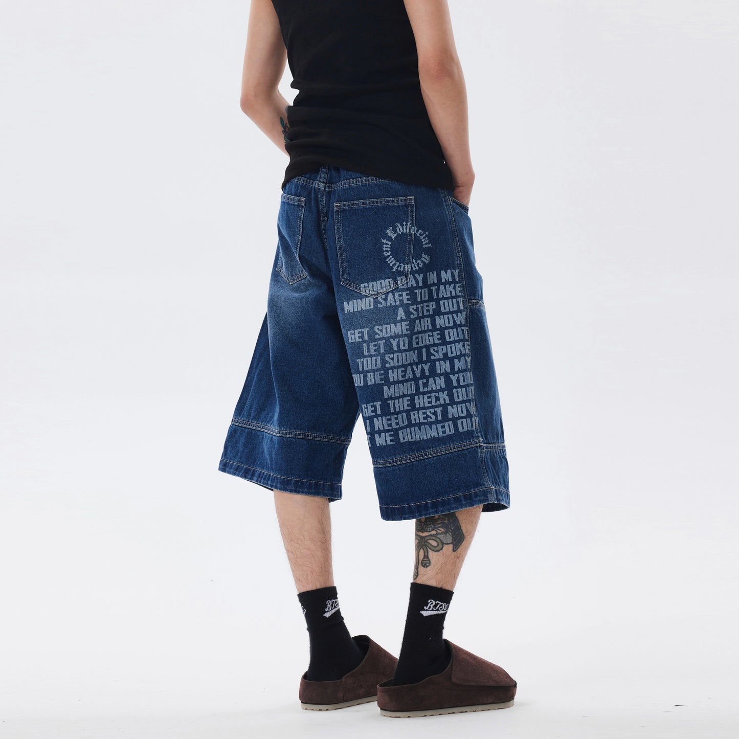 BACKPRINT WASHED DITRESSED DENIM SHORTS