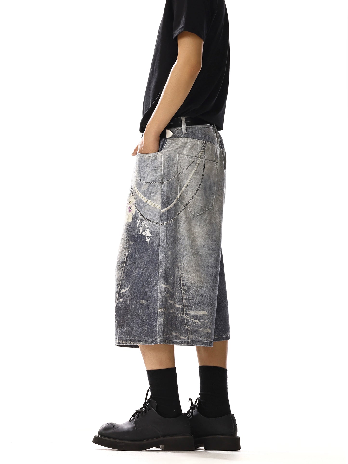 CHAIN GRAPHIC EMBELLISHED SHORTS