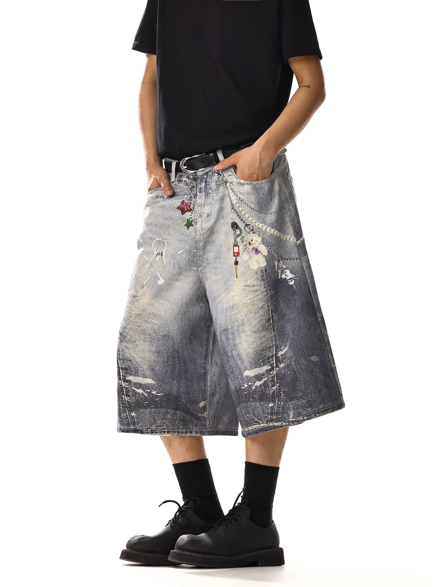 CHAIN GRAPHIC EMBELLISHED SHORTS